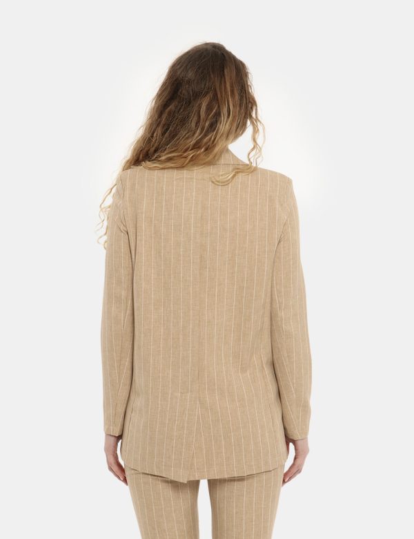 Giacca Vougue beige in coordinato - COMPOSIZIONE E VESTIBILITÀ:100% poliestereLa modella è alta 170 cm e indossa la taglia S