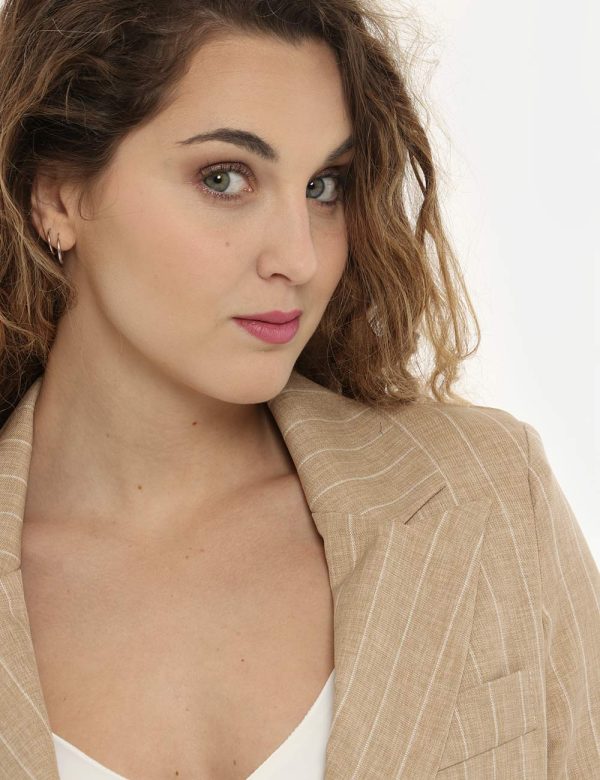 Giacca Vougue beige in coordinato - COMPOSIZIONE E VESTIBILITÀ:100% poliestereLa modella è alta 170 cm e indossa la taglia S