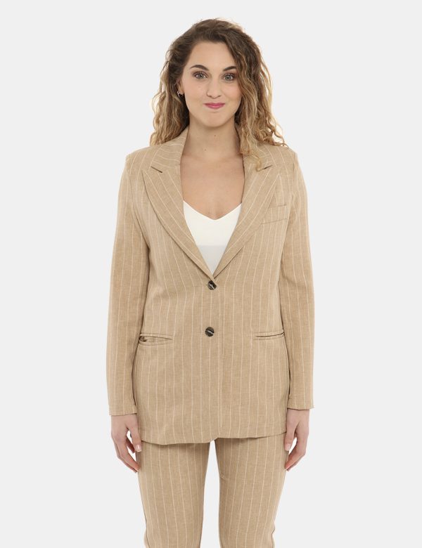 Giacca Vougue beige in coordinato - COMPOSIZIONE E VESTIBILITÀ:100% poliestereLa modella è alta 170 cm e indossa la taglia S