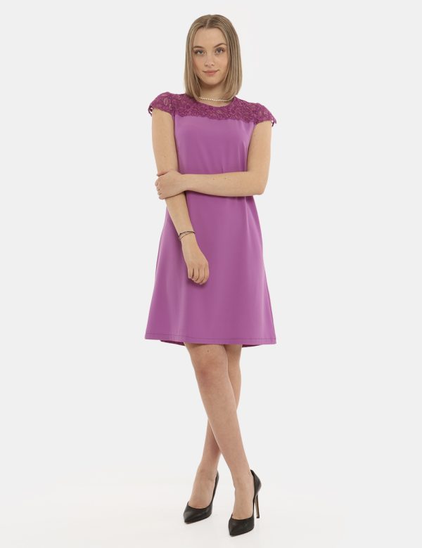 Vestito Vougue viola con ricamo - COMPOSIZIONE E VESTIBILITÀ:97% poliestere 3% elastaneLa modella è alta 170 cm e indossa la