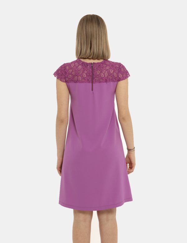 Vestito Vougue viola con ricamo - COMPOSIZIONE E VESTIBILITÀ:97% poliestere 3% elastaneLa modella è alta 170 cm e indossa la