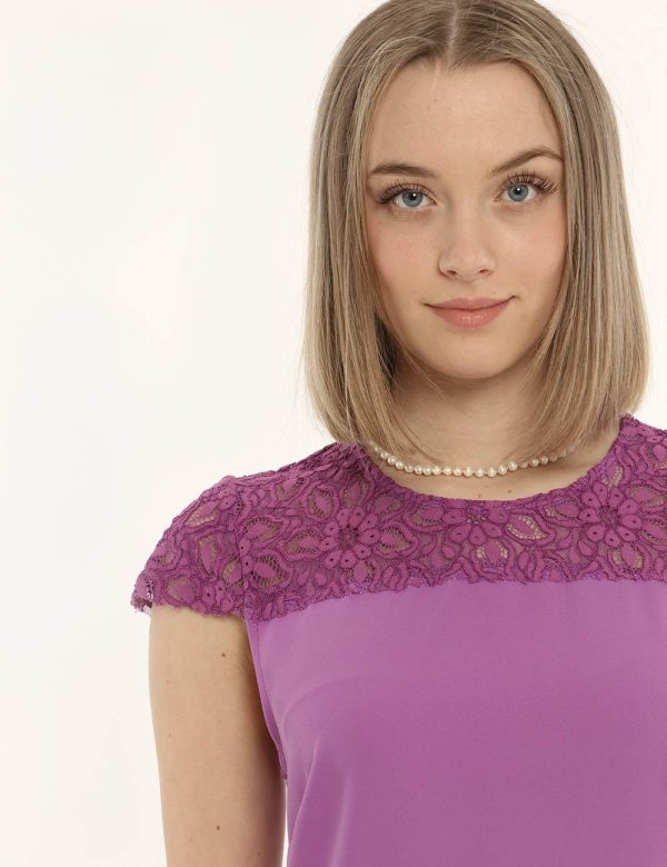 Vestito Vougue viola con ricamo - COMPOSIZIONE E VESTIBILITÀ:97% poliestere 3% elastaneLa modella è alta 170 cm e indossa la