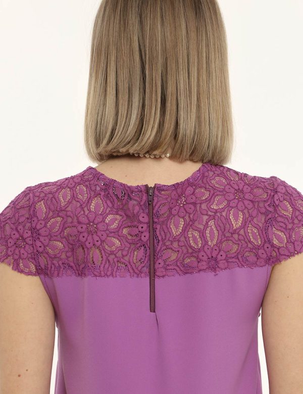 Vestito Vougue viola con ricamo - COMPOSIZIONE E VESTIBILITÀ:97% poliestere 3% elastaneLa modella è alta 170 cm e indossa la