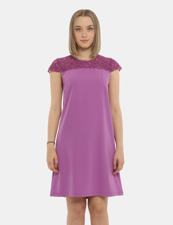 Vestito Vougue viola con ricamo - COMPOSIZIONE E VESTIBILITÀ:97% poliestere 3% elastaneLa modella è alta 170 cm e indossa la