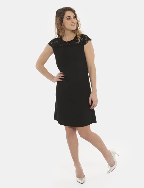 Vestito Vougue ricamato nero - COMPOSIZIONE E VESTIBILITÀ:96% poliestere 4% elastaneLa modella è alta 170 cm e indossa la ta