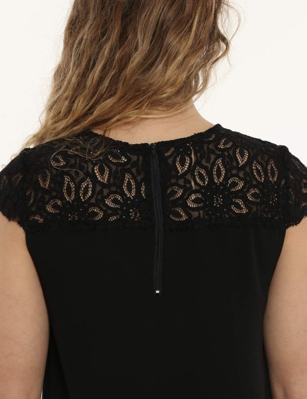 Vestito Vougue ricamato nero - COMPOSIZIONE E VESTIBILITÀ:96% poliestere 4% elastaneLa modella è alta 170 cm e indossa la ta