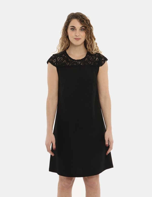 Vestito Vougue ricamato nero - COMPOSIZIONE E VESTIBILITÀ:96% poliestere 4% elastaneLa modella è alta 170 cm e indossa la ta