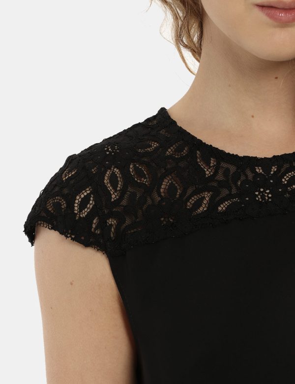 Vestito Vougue ricamato nero - COMPOSIZIONE E VESTIBILITÀ:96% poliestere 4% elastaneLa modella è alta 170 cm e indossa la ta