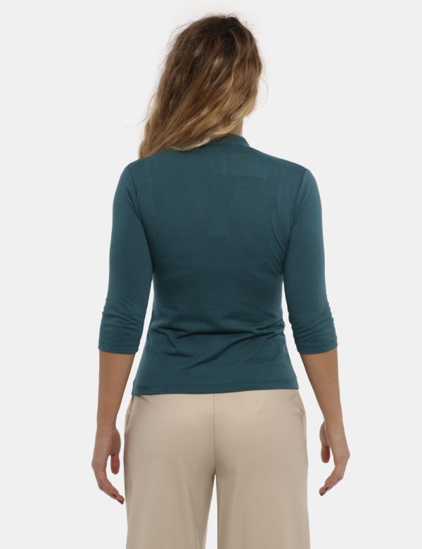 Top Vougue verde - COMPOSIZIONE E VESTIBILITÀ:83% poliestere 14% viscosa 3% elastaneLa modella è alta 170 cm e indossa la ta