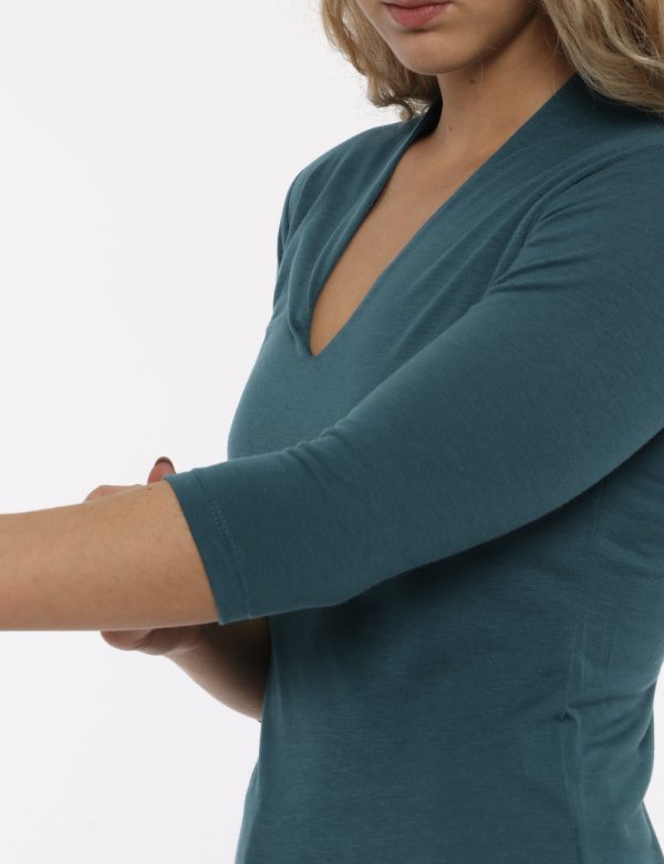 Top Vougue verde - COMPOSIZIONE E VESTIBILITÀ:83% poliestere 14% viscosa 3% elastaneLa modella è alta 170 cm e indossa la ta