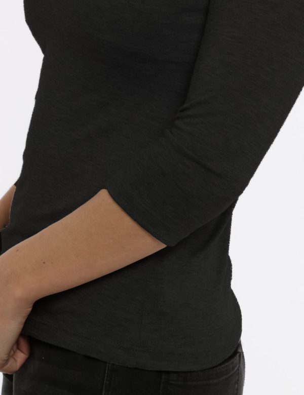Top Vougue nero - COMPOSIZIONE E VESTIBILITÀ:83% poliestere 14% viscosa 3% elastaneLa modella è alta 170 cm e indossa la tag