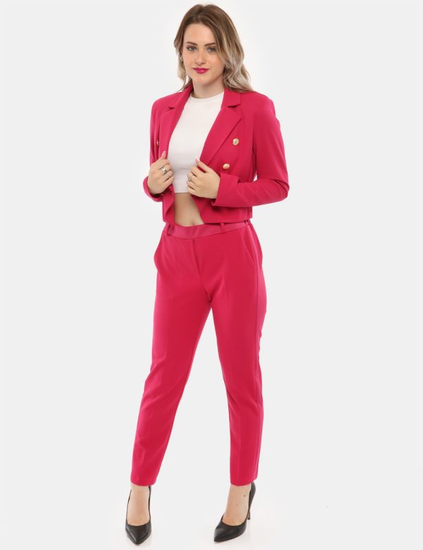 Blazer Vougue corto - 90% poliestere 10% elastinaLa modella indossa la taglia S ed è alta 168 cm e la vestibilità è regolar