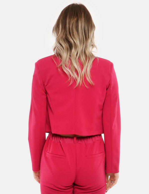 Blazer Vougue corto - 90% poliestere 10% elastinaLa modella indossa la taglia S ed è alta 168 cm e la vestibilità è regolar