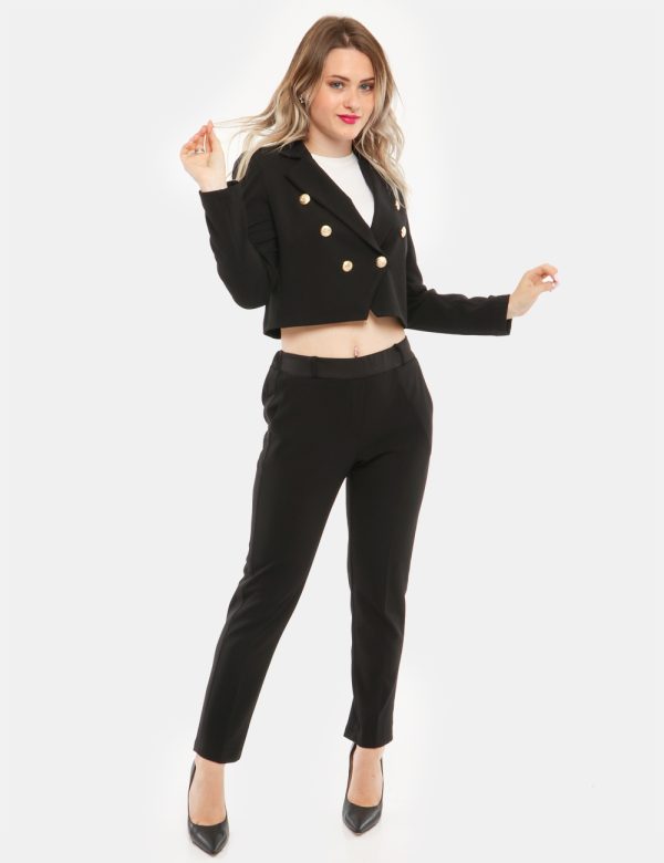 Blazer Vougue corto - 90% poliestere 10% elastinaLa modella indossa la taglia S ed è alta 168 cm e la vestibilità è regolar