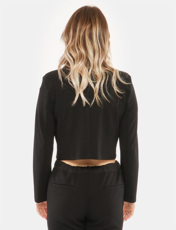 Blazer Vougue corto - 90% poliestere 10% elastinaLa modella indossa la taglia S ed è alta 168 cm e la vestibilità è regolar