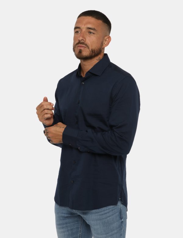 Camicia Tommy Hilfiger blu - COMPOSIZIONE E VESTIBILITÀ:58% cotone 42% lyocellIl modello è alto 178 cm e indossa la taglia L