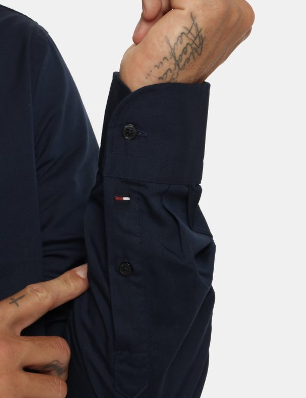 Camicia Tommy Hilfiger blu - COMPOSIZIONE E VESTIBILITÀ:58% cotone 42% lyocellIl modello è alto 178 cm e indossa la taglia L