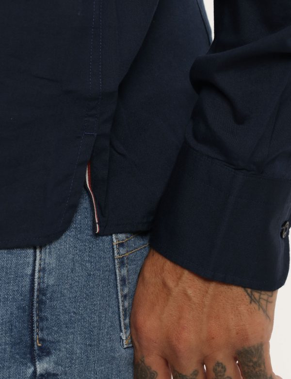 Camicia Tommy Hilfiger blu - COMPOSIZIONE E VESTIBILITÀ:58% cotone 42% lyocellIl modello è alto 178 cm e indossa la taglia L