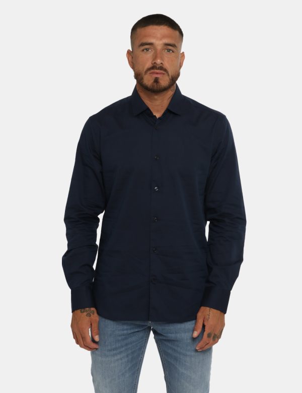 Camicia Tommy Hilfiger blu - COMPOSIZIONE E VESTIBILITÀ:58% cotone 42% lyocellIl modello è alto 178 cm e indossa la taglia L