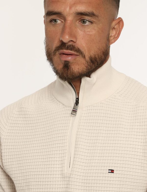 Maglione Tommy Hilfiger beige - COMPOSIZIONE E VESTIBILITÀ:100% cotoneIl modello è alto 178 cm e indossa la taglia L. La ves