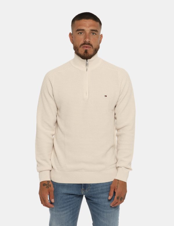 Maglione Tommy Hilfiger beige - COMPOSIZIONE E VESTIBILITÀ:100% cotoneIl modello è alto 178 cm e indossa la taglia L. La ves