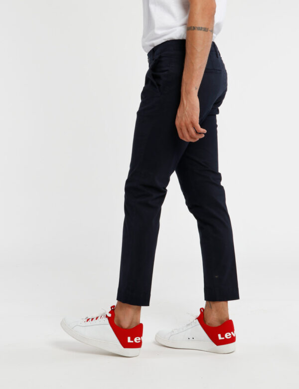 Pantalone Concept83 in cotone - Il modello indossa una taglia 48 ed è alto 186 cm e la vestibilità è streetwearDai stile all