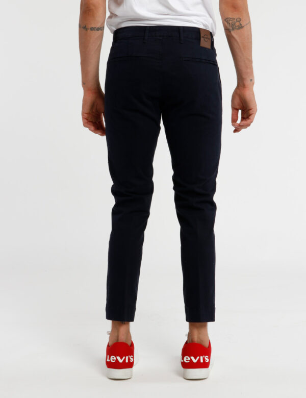 Pantalone Concept83 in cotone - Il modello indossa una taglia 48 ed è alto 186 cm e la vestibilità è streetwearDai stile all