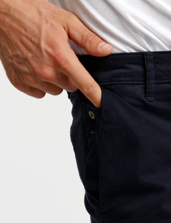 Pantalone Concept83 in cotone - Il modello indossa una taglia 48 ed è alto 186 cm e la vestibilità è streetwearDai stile all