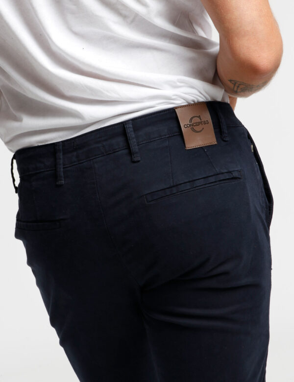 Pantalone Concept83 in cotone - Il modello indossa una taglia 48 ed è alto 186 cm e la vestibilità è streetwearDai stile all