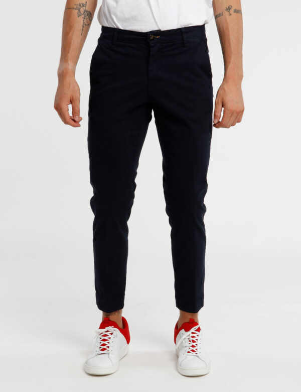 Pantalone Concept83 in cotone - Il modello indossa una taglia 48 ed è alto 186 cm e la vestibilità è streetwearDai stile all