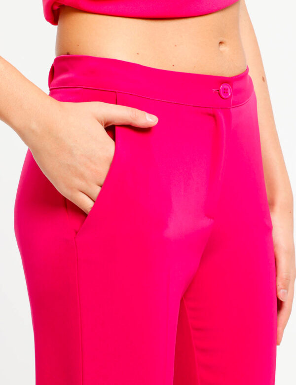 Pantalone Vugue con tasche - 96% poliestere 4% elastinaLa modella indossa una taglia S ed è alta 178 cm e la vestibilità è r
