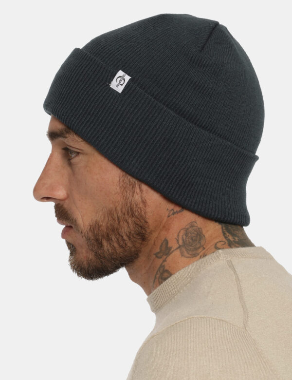 Cappello Concept83 grigio antracite - COMPOSIZIONE E VESTIBILITÀ:100% acrilicoCONSIGLI DI STILE:Cappello modello berretto in