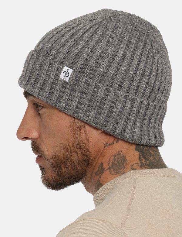 Cappello Concept83 grigio - COMPOSIZIONE E VESTIBILITÀ:100% acrilicoCONSIGLI DI STILE:Cappello modello berretto in total gri
