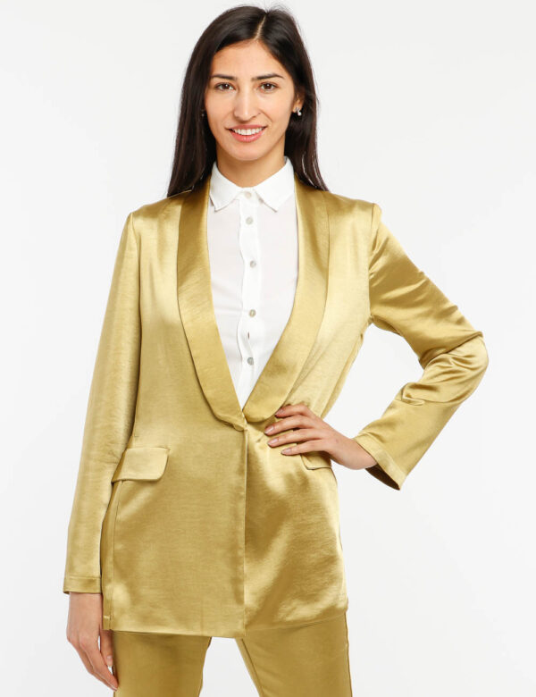 Blazer Vougue effetto raso - 100% poliestereLa modella indossa la taglia S e la vestibilità è regolareScegli un blazer vivac