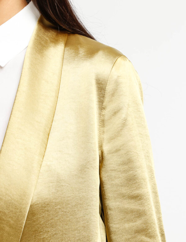 Blazer Vougue effetto raso - 100% poliestereLa modella indossa la taglia S e la vestibilità è regolareScegli un blazer vivac