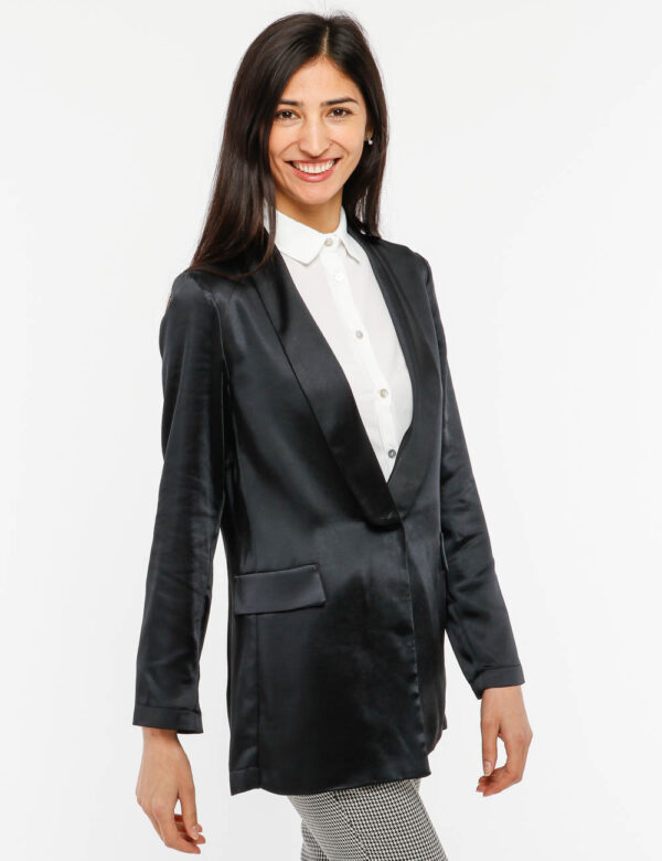 Blazer Vougue effetto raso - 100% poliestereLa modella indossa la taglia S e la vestibilità è regolareScegli un blazer vivac