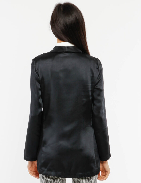 Blazer Vougue effetto raso - 100% poliestereLa modella indossa la taglia S e la vestibilità è regolareScegli un blazer vivac
