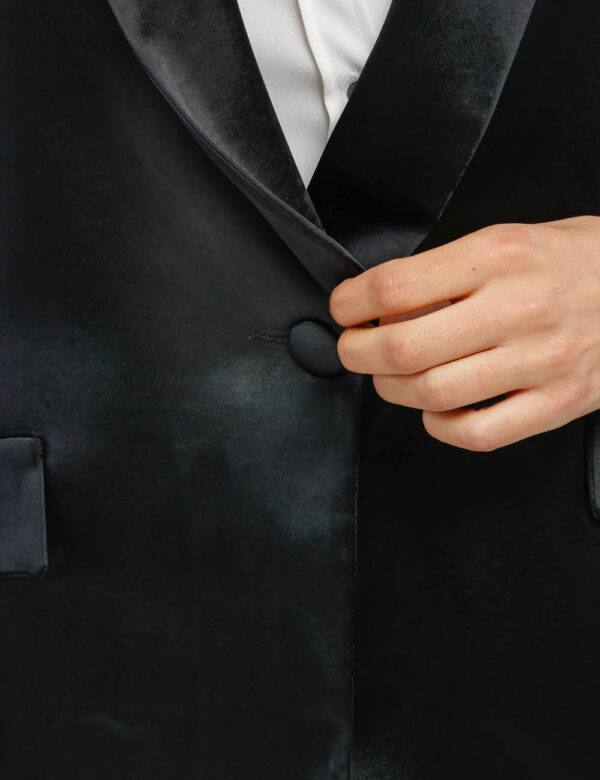 Blazer Vougue effetto raso - 100% poliestereLa modella indossa la taglia S e la vestibilità è regolareScegli un blazer vivac