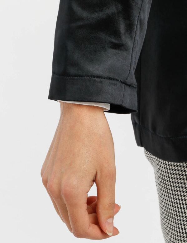 Blazer Vougue effetto raso - 100% poliestereLa modella indossa la taglia S e la vestibilità è regolareScegli un blazer vivac
