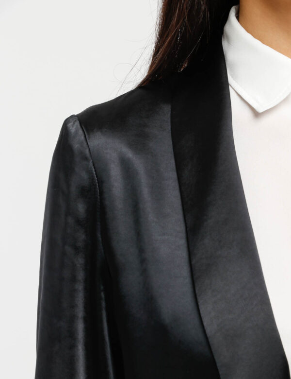 Blazer Vougue effetto raso - 100% poliestereLa modella indossa la taglia S e la vestibilità è regolareScegli un blazer vivac