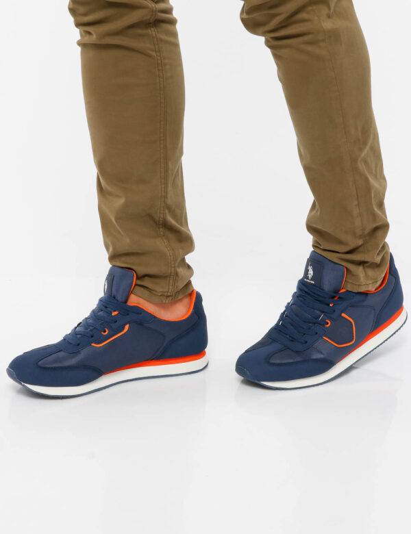 Scarpa U.S. Polo Assn. con dettagli a contrasto - Tomaia in tessuto ed ecopelle e suola in gommaIl modello calza il numero 4