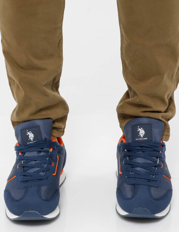 Scarpa U.S. Polo Assn. con dettagli a contrasto - Tomaia in tessuto ed ecopelle e suola in gommaIl modello calza il numero 4