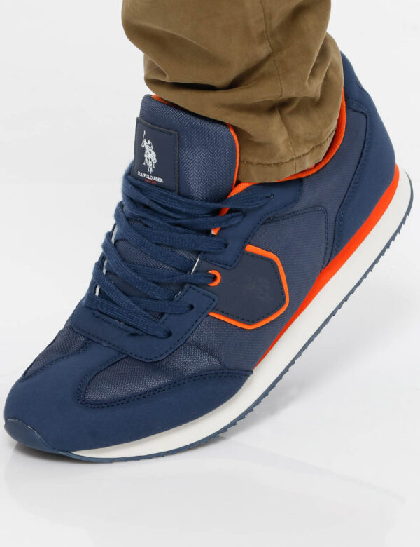 Scarpa U.S. Polo Assn. con dettagli a contrasto - Tomaia in tessuto ed ecopelle e suola in gommaIl modello calza il numero 4