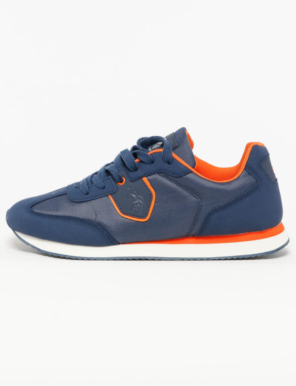 Scarpa U.S. Polo Assn. con dettagli a contrasto - Tomaia in tessuto ed ecopelle e suola in gommaIl modello calza il numero 4