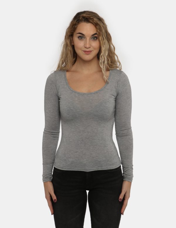 T-shirt Vougue grigio - COMPOSIZIONE E VESTIBILITÀ:83% poliestere 14% viscosa 3% elastaneLa modella è alta 176 cm e indossa