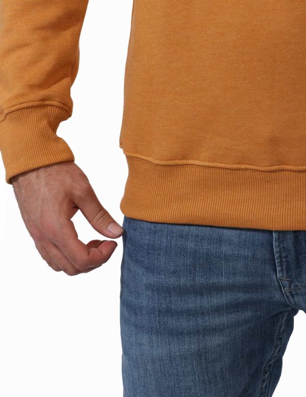 Felpa Pepe Jeans Giallo - Felpa classica con base giallo ocra e logo brand ricamato bianco. Presenti polsini e girocollo cla