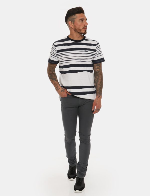 Pantalone Guess grigio - COMPOSIZIONE E VESTIBILITÀ:98% cotone 2% elastaneIl modello è alto 178 cm e indossa la taglia M. La