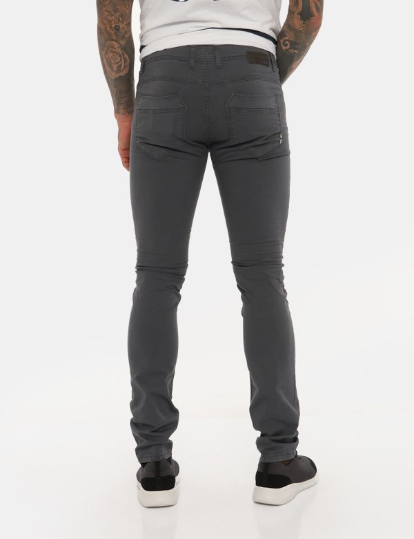 Pantalone Guess grigio - COMPOSIZIONE E VESTIBILITÀ:98% cotone 2% elastaneIl modello è alto 178 cm e indossa la taglia M. La