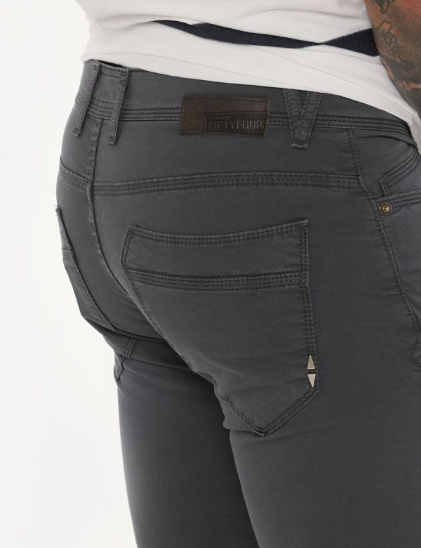 Pantalone Guess grigio - COMPOSIZIONE E VESTIBILITÀ:98% cotone 2% elastaneIl modello è alto 178 cm e indossa la taglia M. La