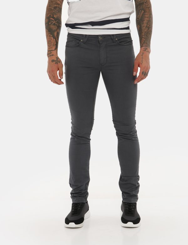 Pantalone Guess grigio - COMPOSIZIONE E VESTIBILITÀ:98% cotone 2% elastaneIl modello è alto 178 cm e indossa la taglia M. La